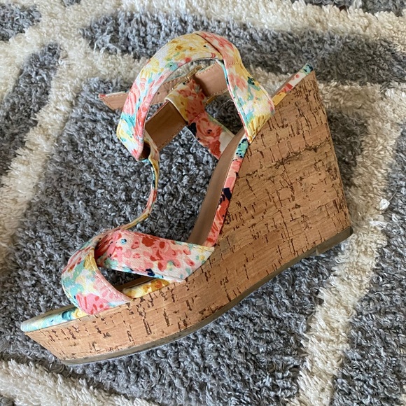 Size 8. - Picture 4 of 4